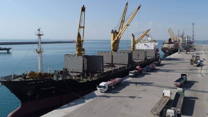  پهلوگیری دو کشتی حامل بیش از ۱۴۰ هزار تن نهاده دامی در لنگرگاه بندرامام
